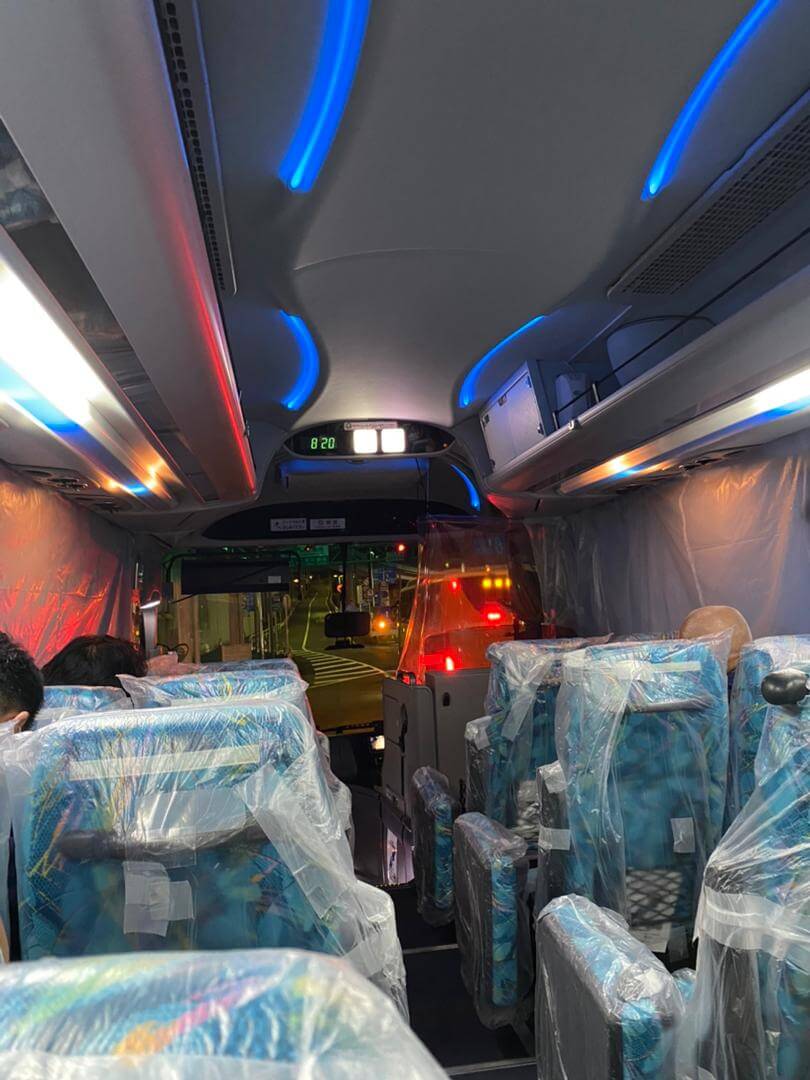 隔離施設までのバス内の様子