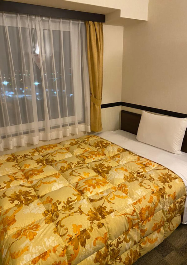 隔離施設の部屋ベッド