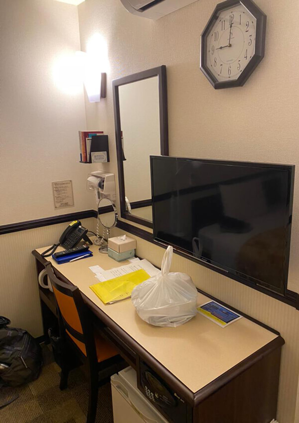 隔離施設の部屋デスク