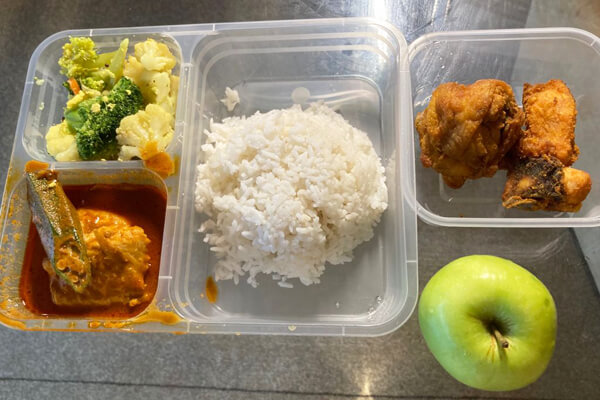 隔離ホテルの夕食1