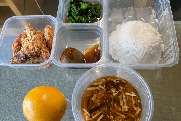 隔離ホテルの昼食1