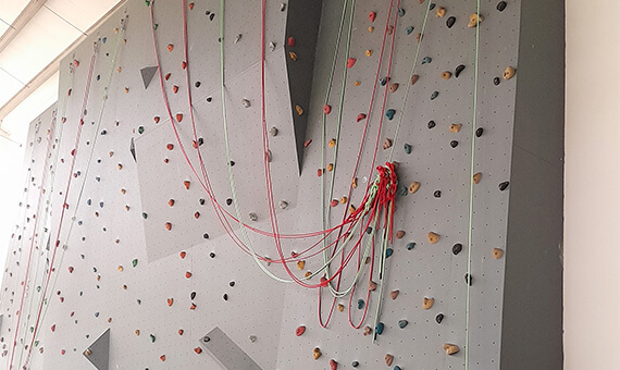 ラッフルズアメリカンスクールロッククライミング壁