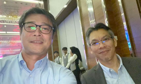 現代表の足利（左）とWan氏（右）